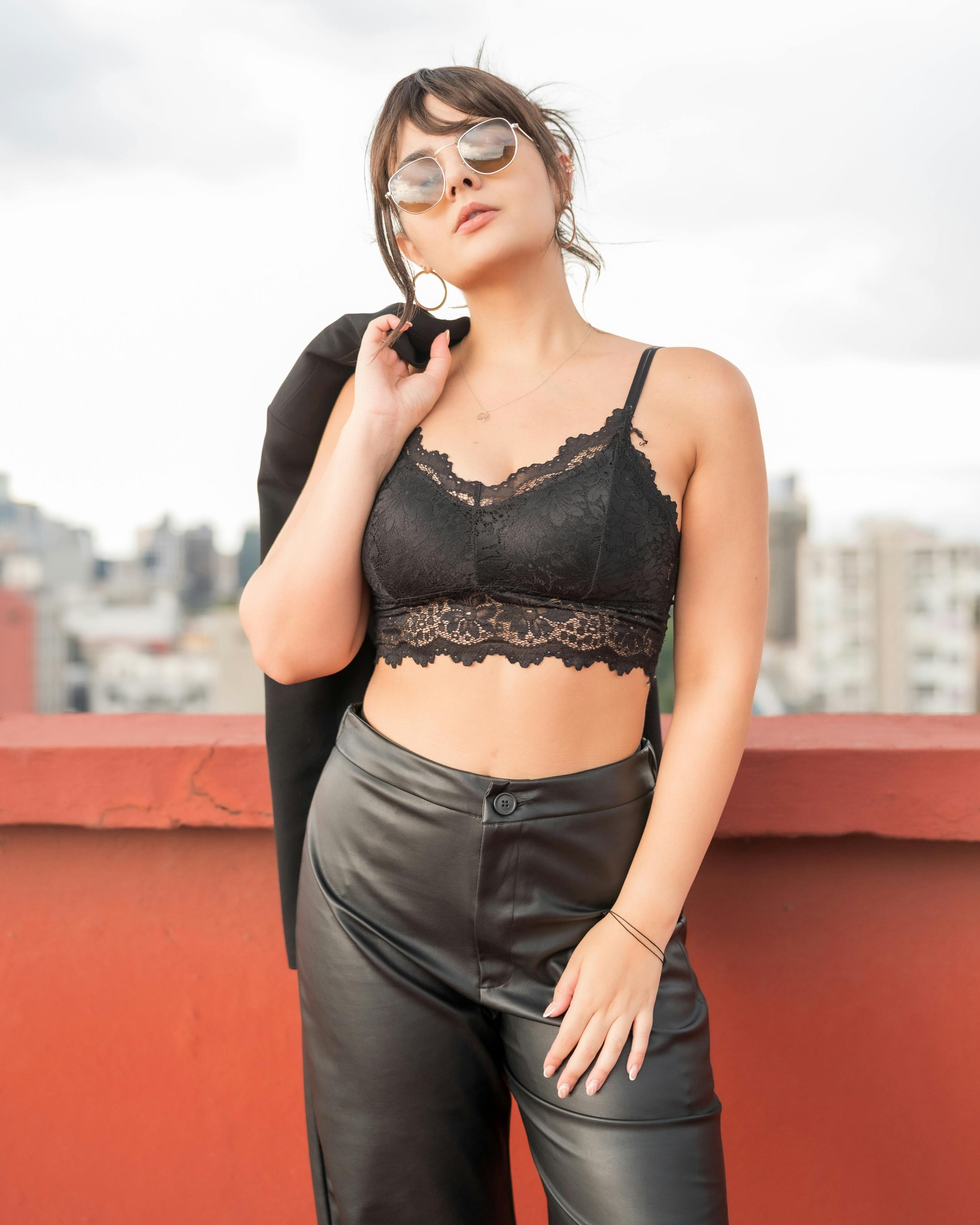 现场拍摄时的团队协作画面